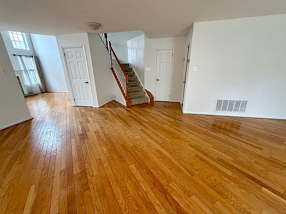 4th image of 113 Broadleaf Pl