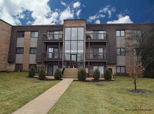 1444 Stonebridge Cir, Wheaton, IL 60189