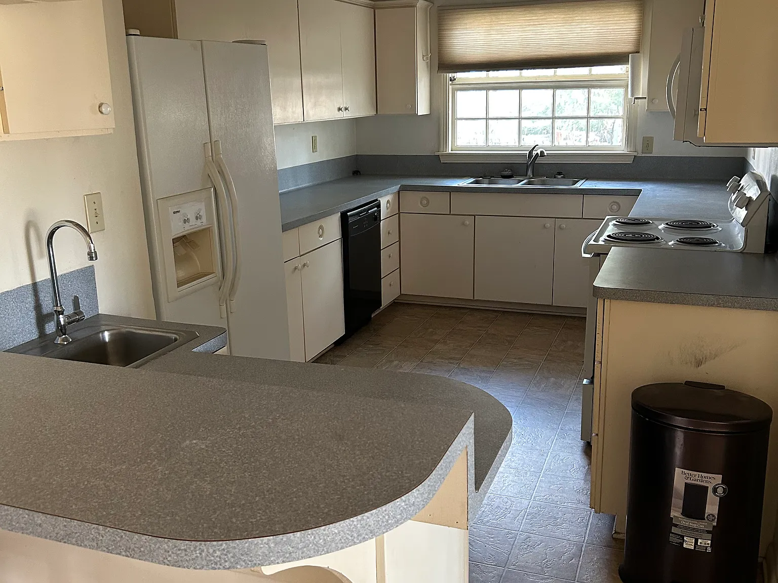4 bed, 2700 sqft, $1,500 — Photo 3