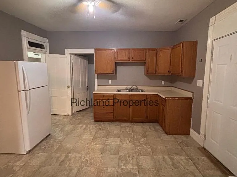 621 E 9th St — Photo 4