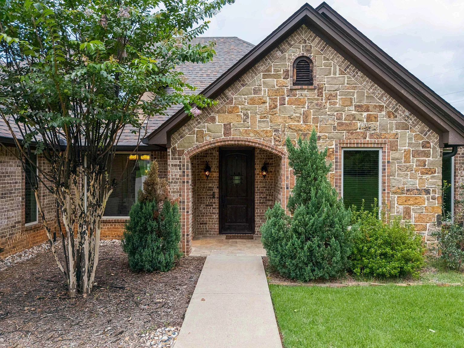 3 bed, 2.5 bath, 2265 sqft, $2,500 — Photo 2