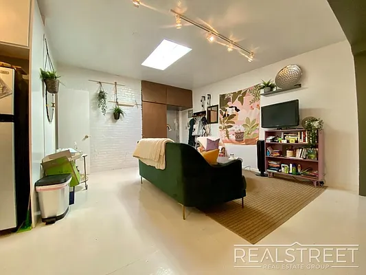 Rented by Real Street Inc | media 3