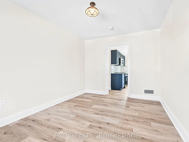 493 College St — Photo 14