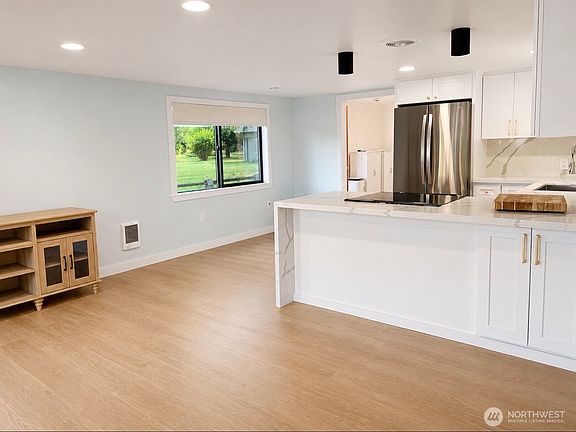 4th image of 1253 Willow Street SE