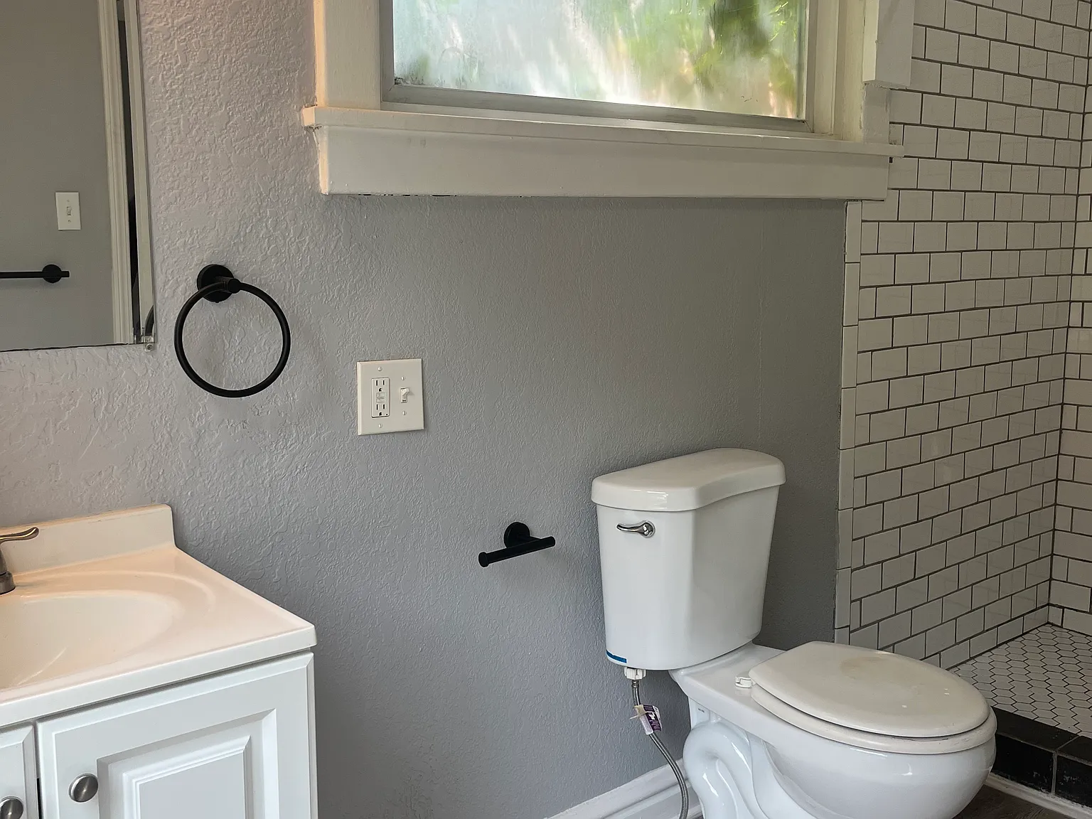 1820 E 47th Ter — Photo 3