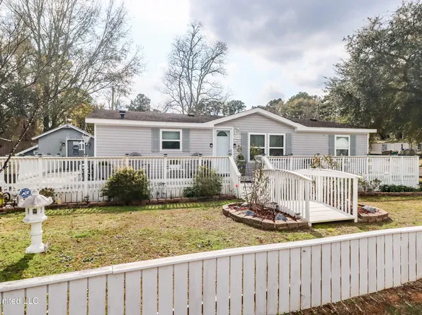 10521 Riverroad Dr, Gulfport, MS 39503