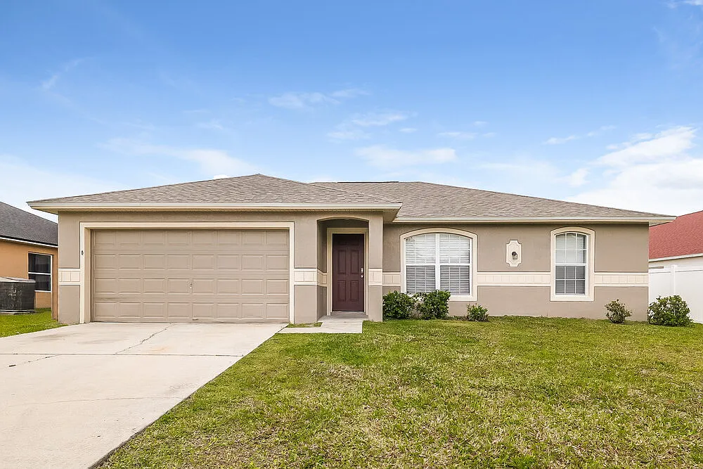3 bed, 2.0 bath, 1435 sqft, $2,045 — Photo 1