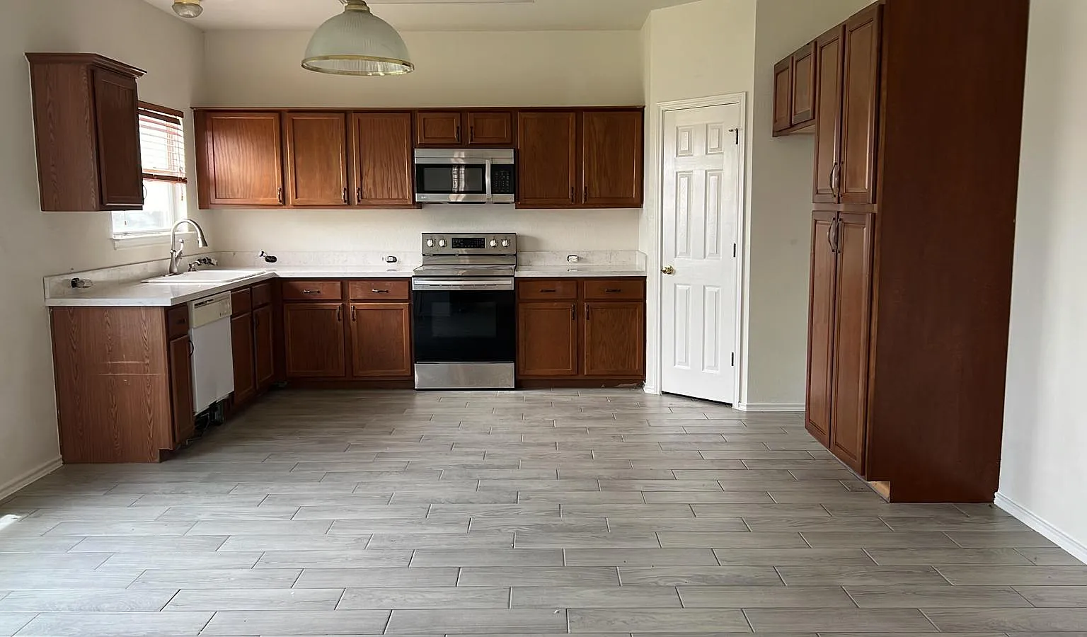 4 bed, 2051 sqft, $2,195 — Photo 2