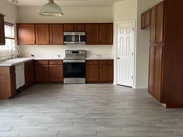 18105 Maxa Dr — Photo 2