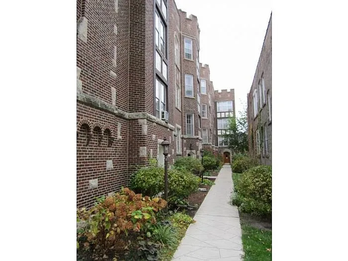 1529 W Estes Ave APT 2B photo 1