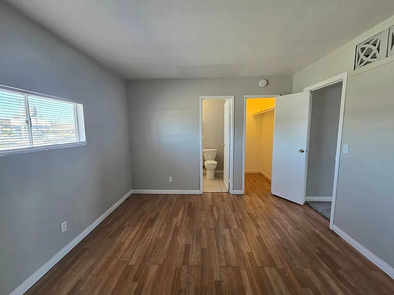 237 W Chicago Ave — Photo 7