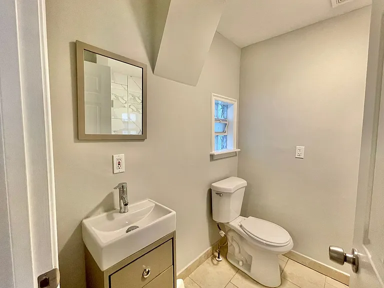 2424 W Iowa St — Photo 19