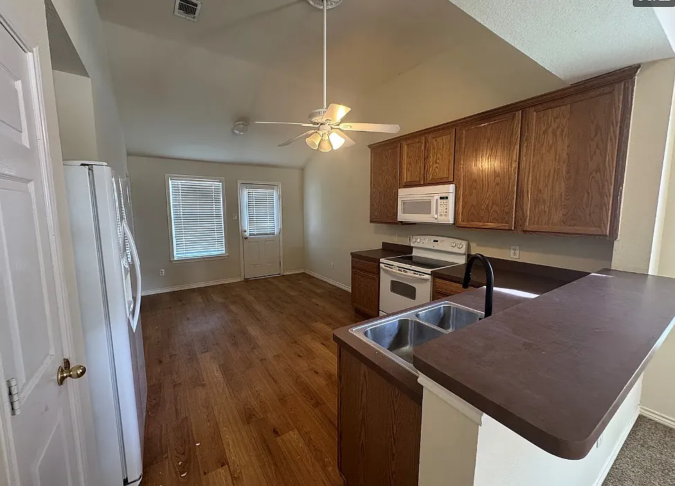 3 bed, 1207 sqft, $1,850 — Photo 4