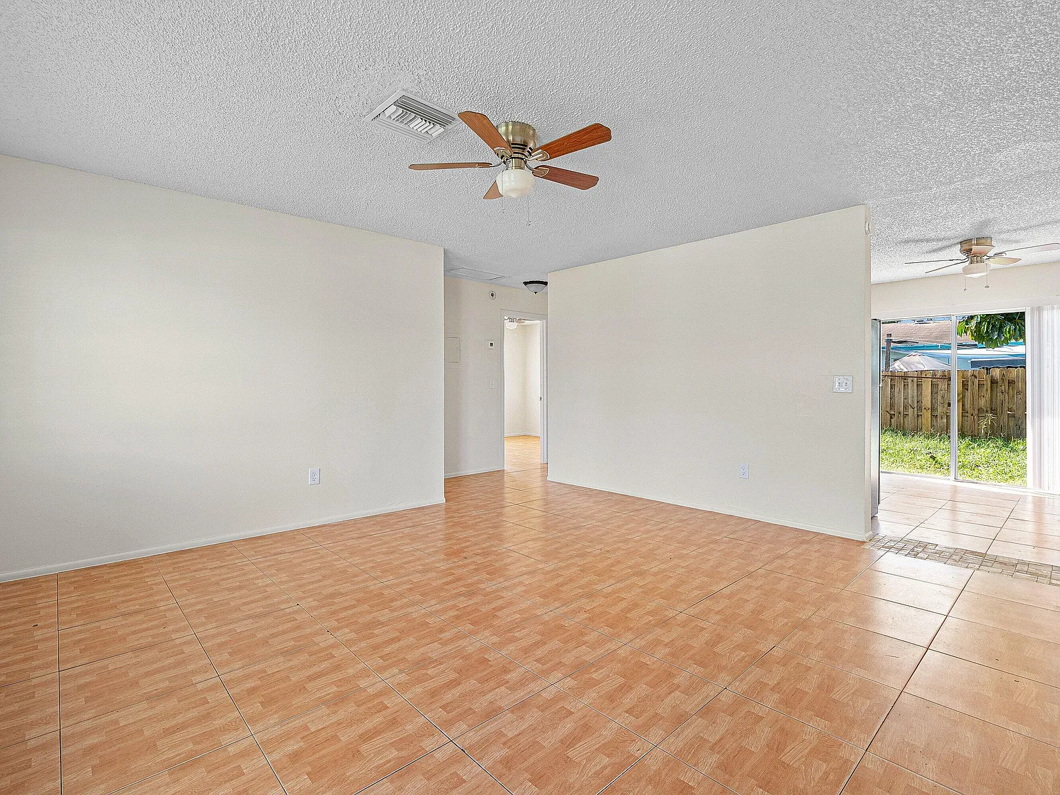 3 bed, 1.0 bath, 1050 sqft, $2,200 — Photo 4
