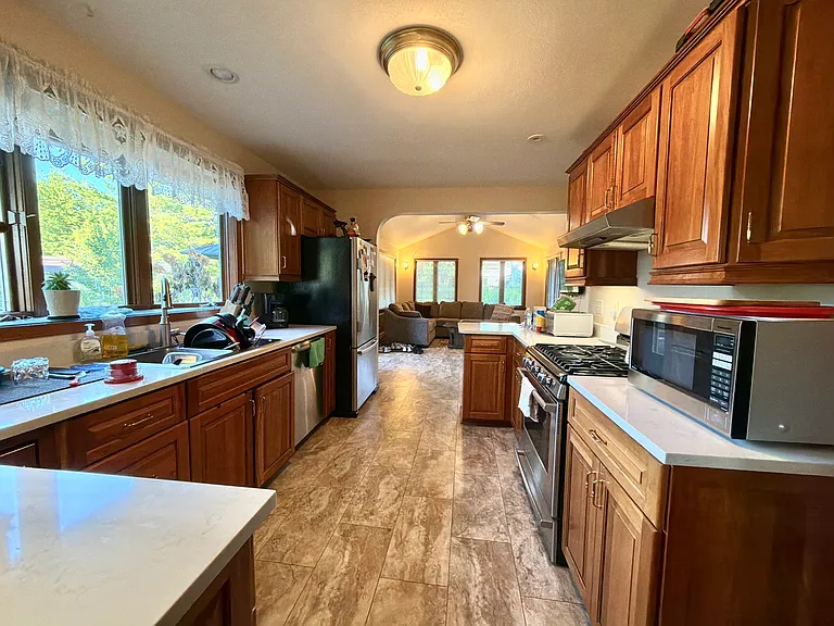 37235 N Hillside Dr — Photo 6