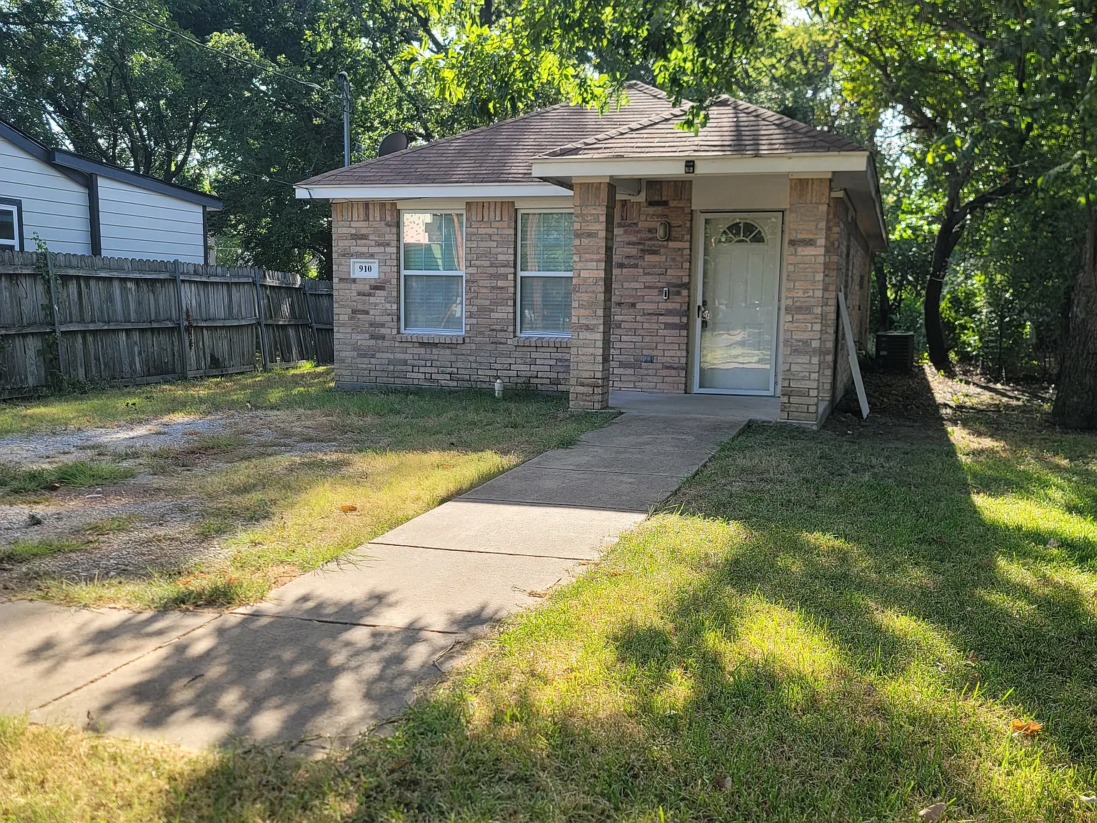 2 bed, 880 sqft, $1,450 — Photo 1