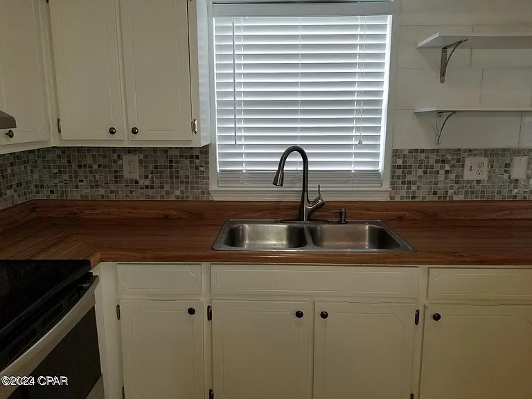 202 Castile Cir — Photo 7
