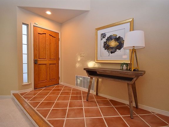4th image of 405 Skycrest Dr