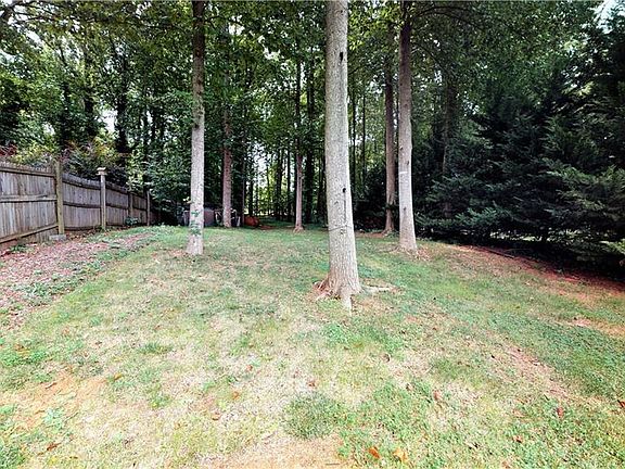 3rd image of 696 Dogwood Cir