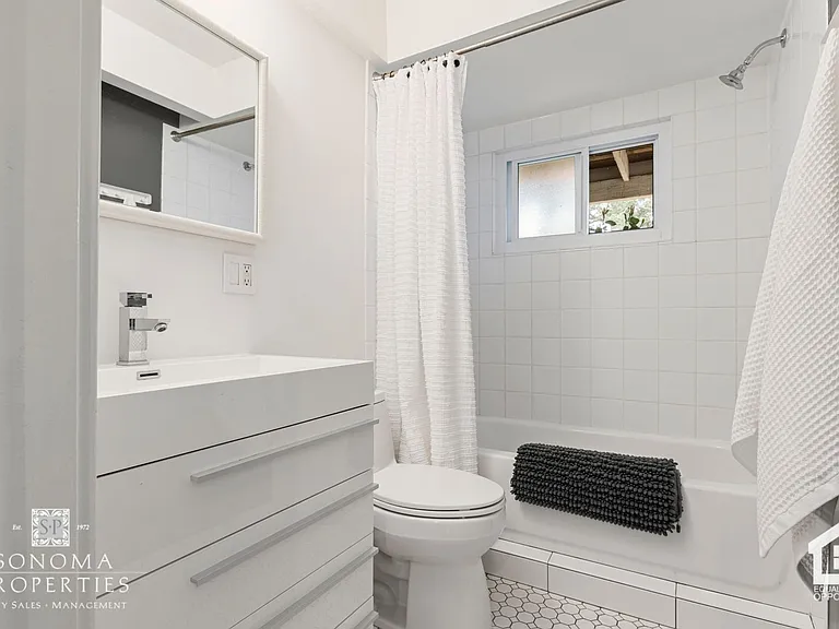 754 E Thomson Ave — Photo 11