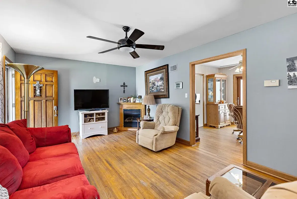 3 bed, 1305 sqft, $1,450 — Photo 3