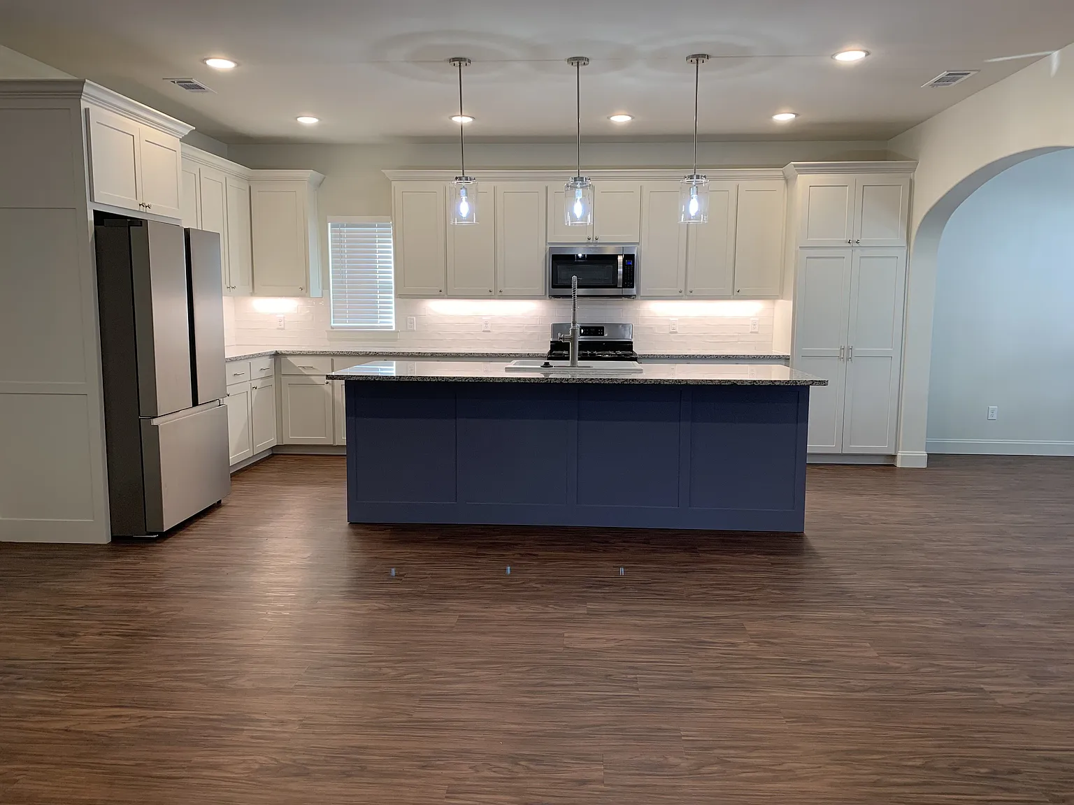 4 bed, 2200 sqft, $3,650 — Photo 2