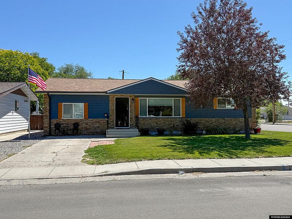 1st image of 301 N 15th St E