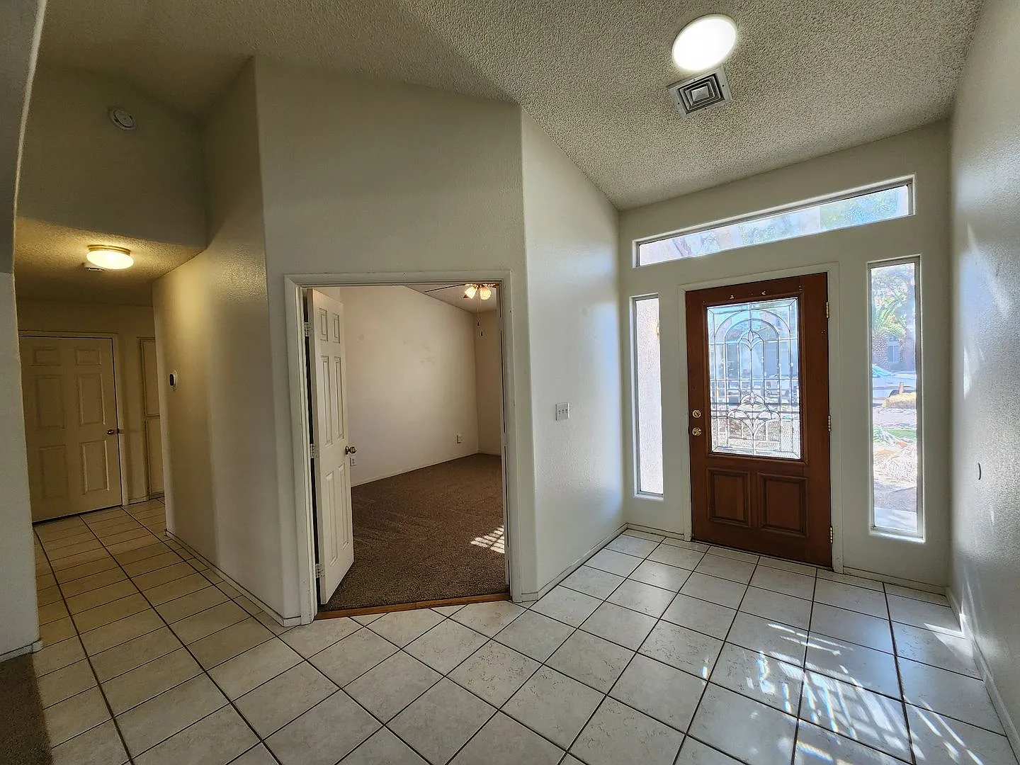Beautiful Three Bedroom Home in Green Valley — Photo 2