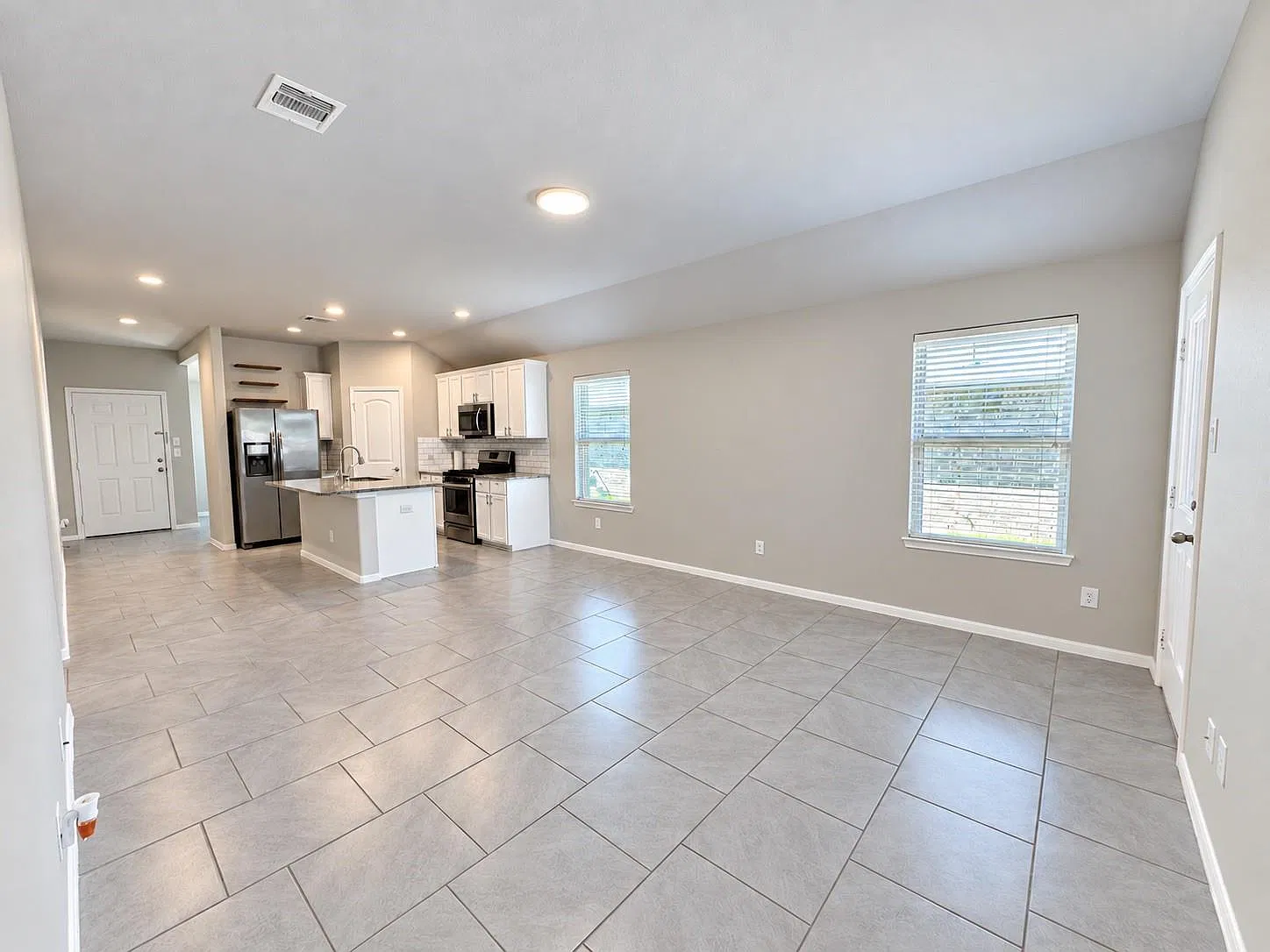 3 bed, 2.0 bath, 1327 sqft, $2,100 — Photo 4