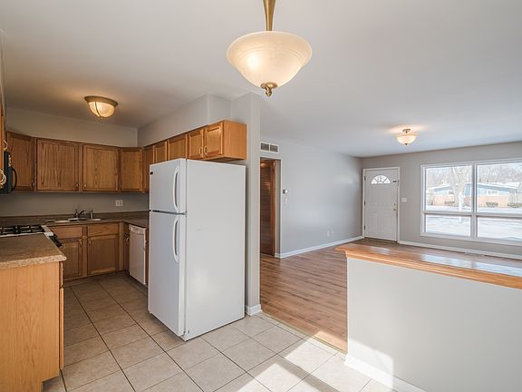 4th image of 330 John St
