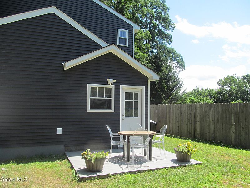 4th image of 18 Valleyview Avenue