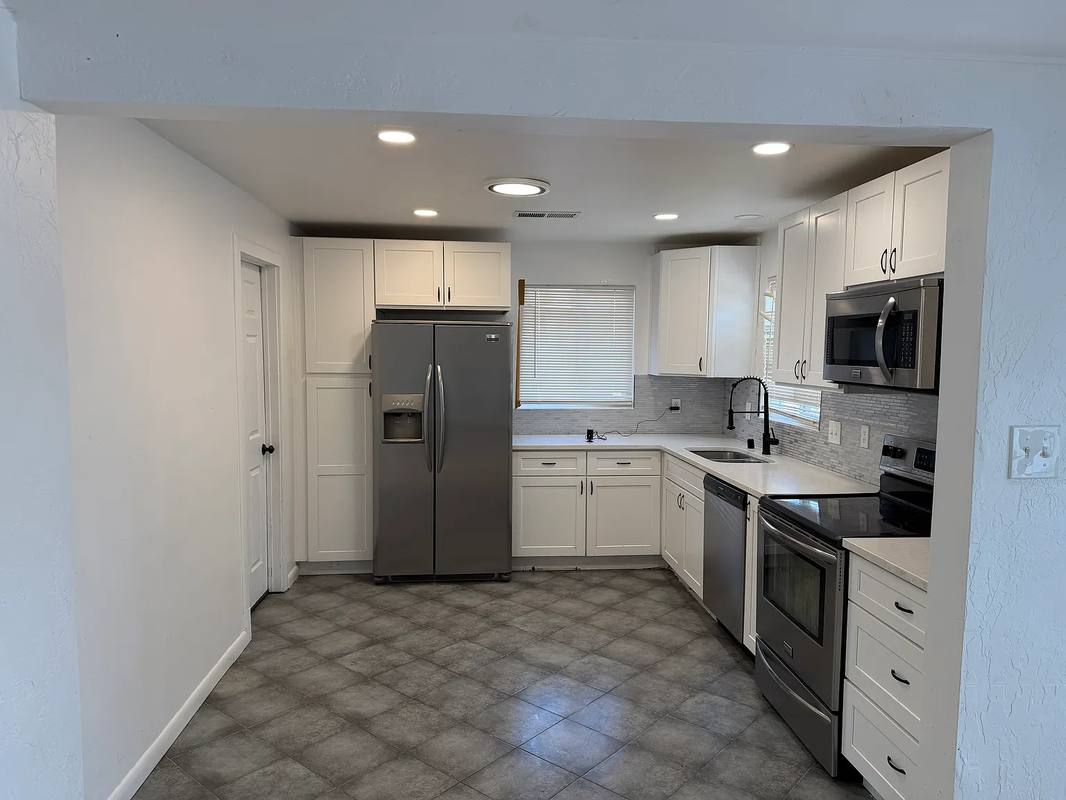3 bed, 2100 sqft, $2,100 — Photo 3