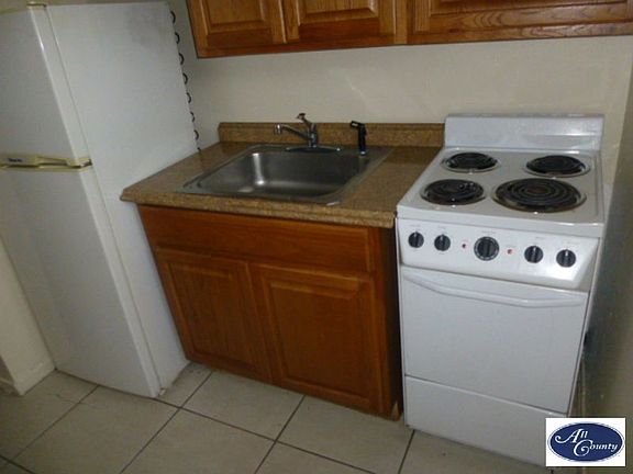 4th image of 615 1/2 20th St APT 3