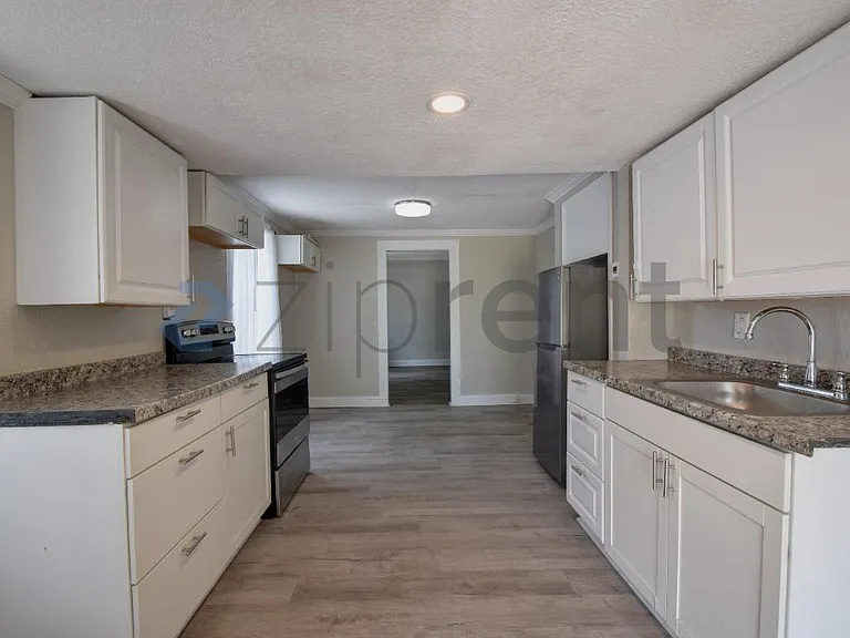 914 23rd St W #B — Photo 3