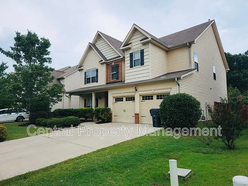 4 bed, 2.5 bath, 2743 sqft, $2,595 — Photo 2