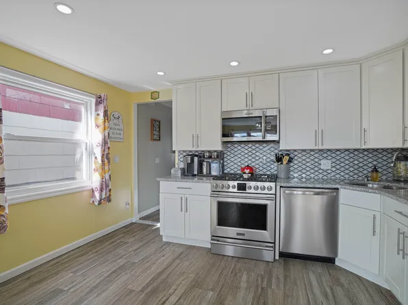 48 Gotham Avenue image 11 of 38