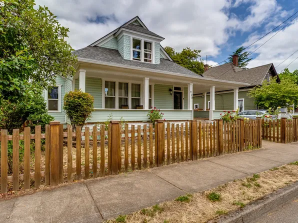 928 W Main St, Cottage Grove, OR 97424
