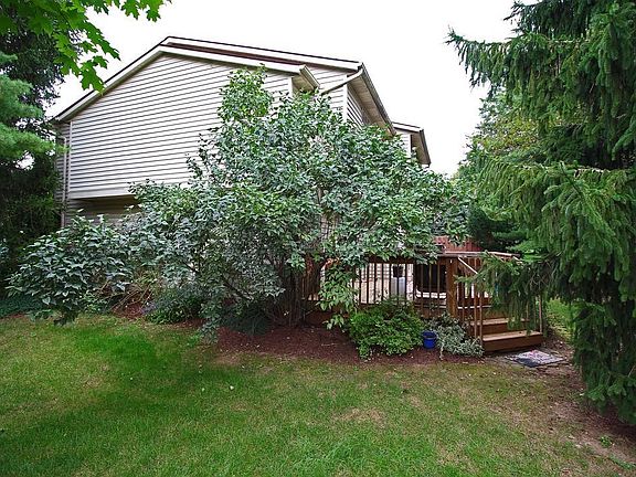 4th image of 522 E Foxtrail Cres