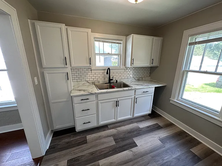554 Bond Ave — Photo 9