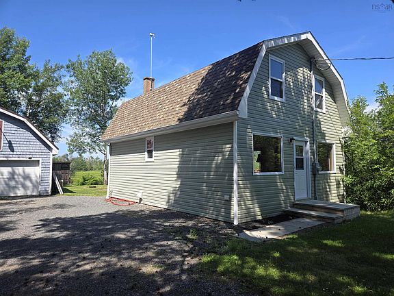 2nd image of 365 Sand Point Rd