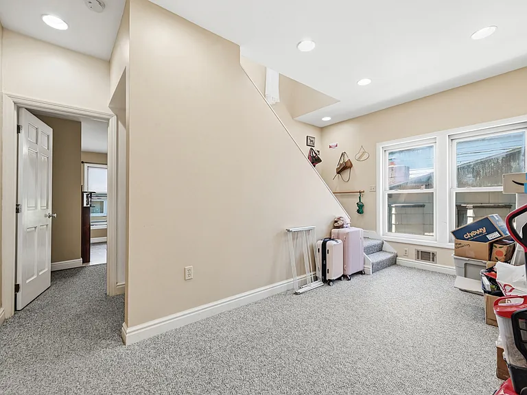 717 Copeland St — Photo 11