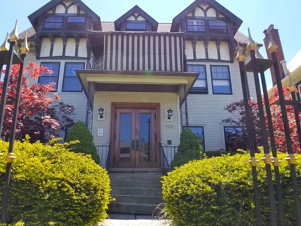 733 West Delavan