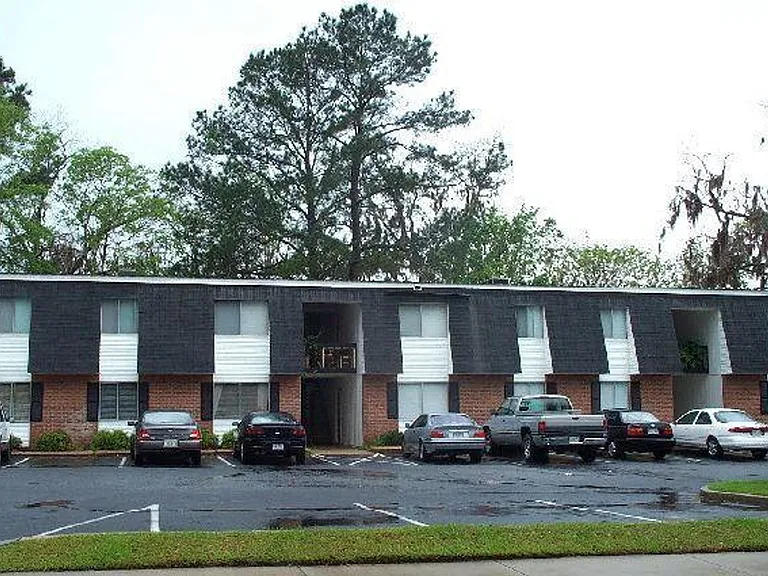 University Square Apartments — Photo 1