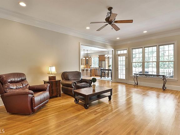5th image of 160 Ashborough Park
