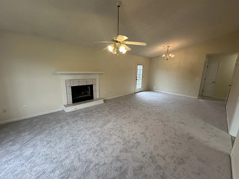 966 Yale Ct — Photo 2