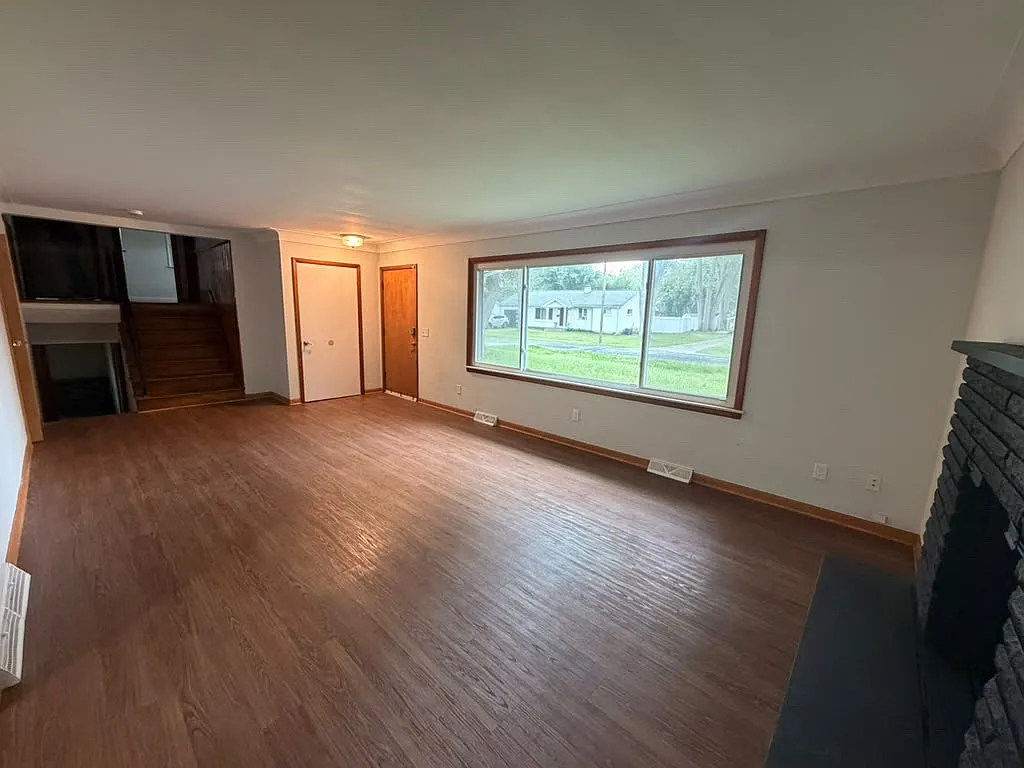 3 bed, 1.5 bath, 1920 sqft, $1,800 — Photo 2