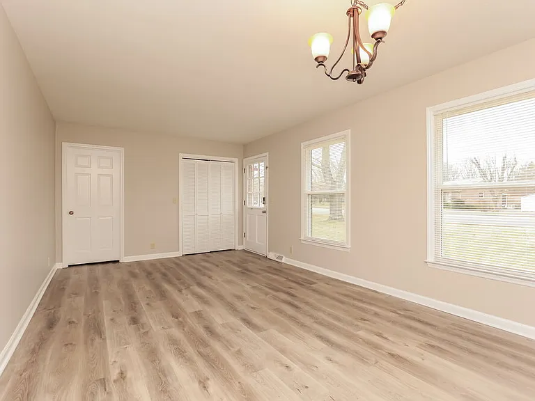 2406 Hillmont Dr — Photo 5