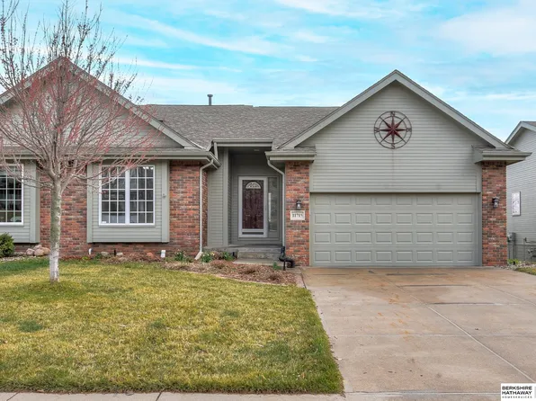 11715 Lakeview Dr, Papillion, NE 68133