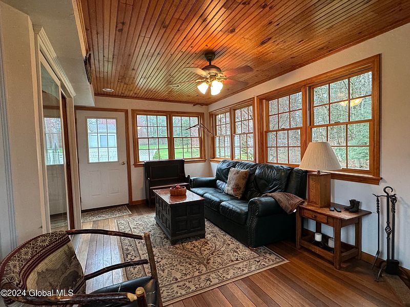 4th image of 37 Surrey Fields Drive