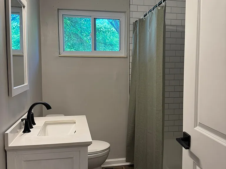 1712 Hillwood Dr — Photo 3